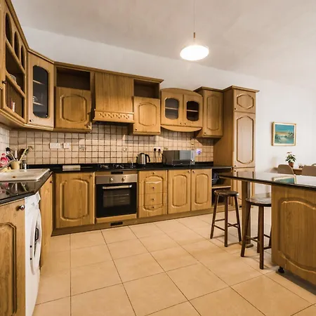 3 Bedrooms סליאמה