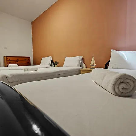 3 Bedrooms דירה *