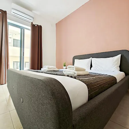 3 Bedrooms דירה *