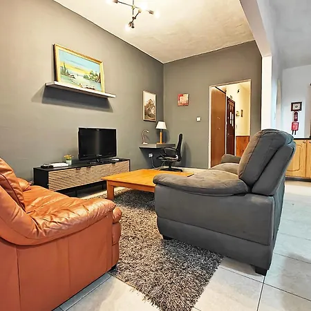 3 Bedrooms דירה *